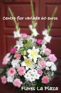 Centro flor variada una cara en tonos claros 60€